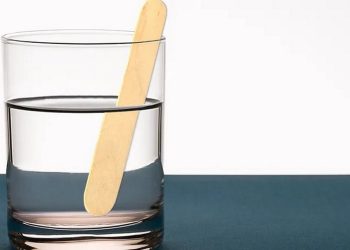 Ví dụ về hiện tượng khúc xạ ánh sáng. (Ảnh: Sưu tầm Internet)