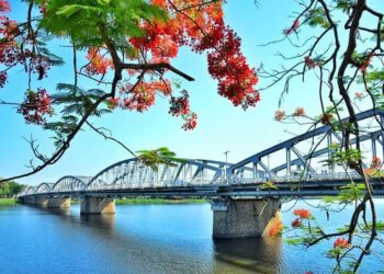 Sông Hương sở hữu vẻ đẹp bình yên và thơ mộng