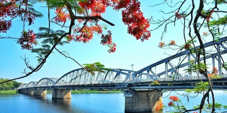 Sông Hương sở hữu vẻ đẹp bình yên và thơ mộng